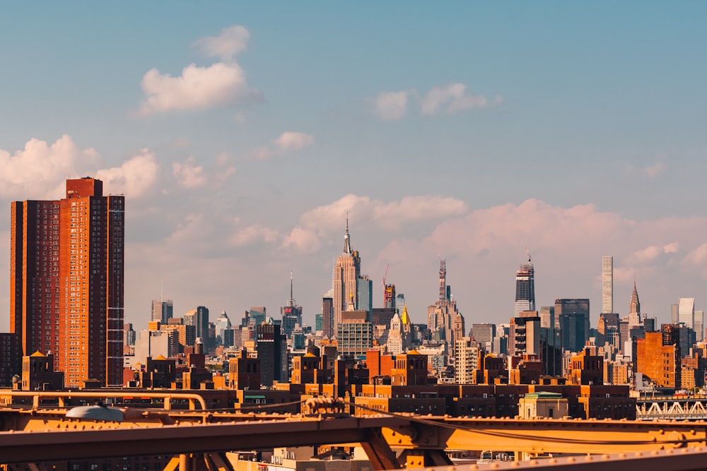 Horizon de la ville sous le ciel bleu pendant la journée