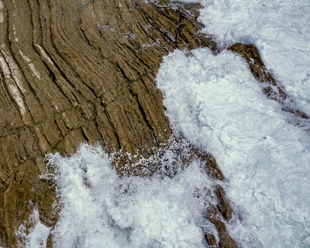 braune Felsformation mit weißem Schnee