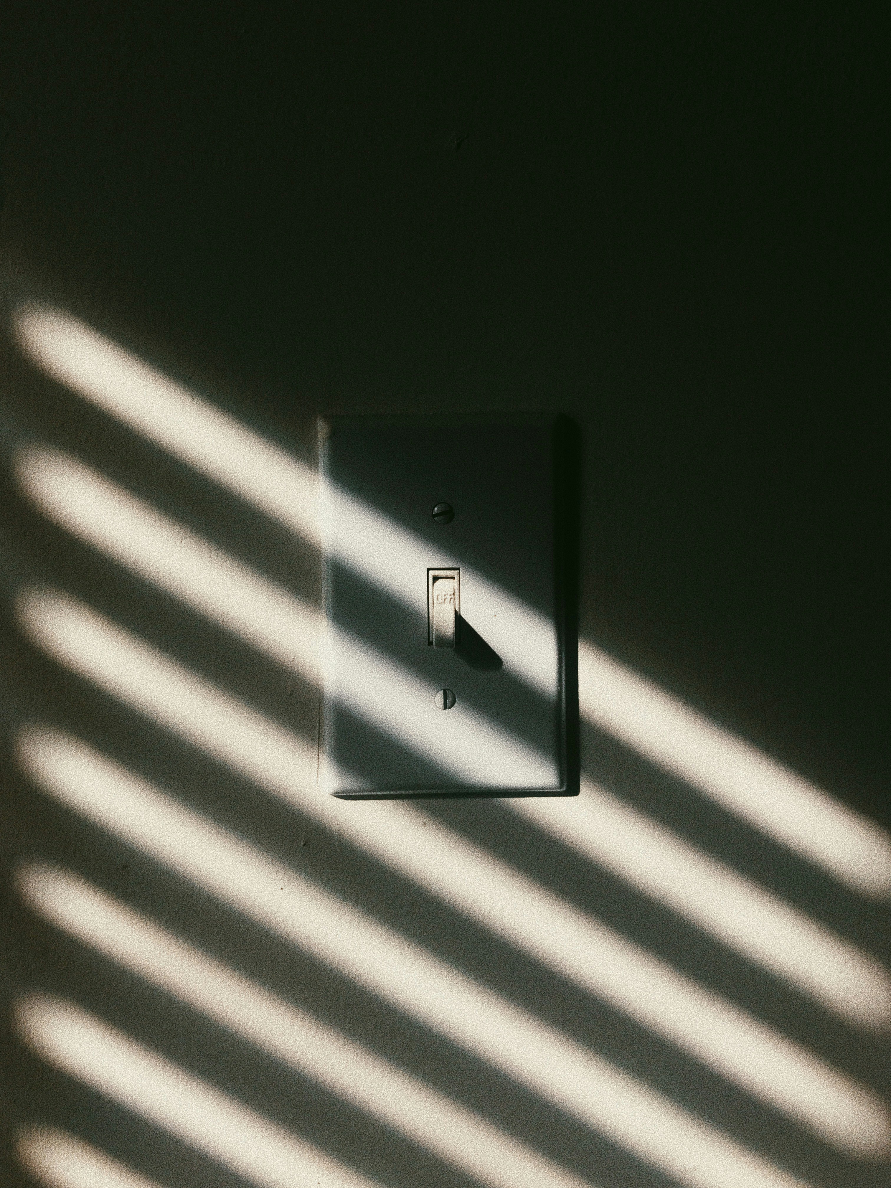 bombilla blanca encendida en la habitación
