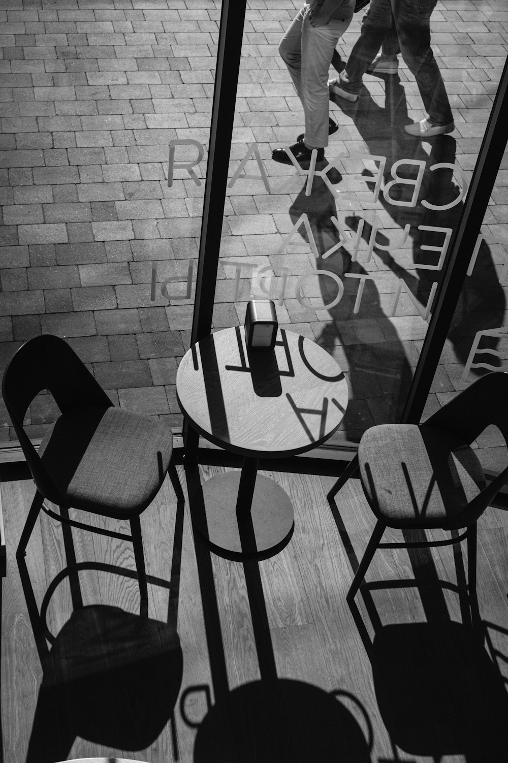 Foto en escala de grises de sillas y mesa