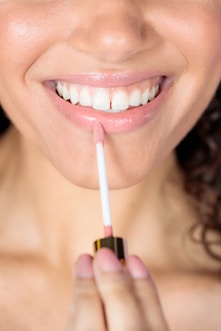 woman holding black and silver pen