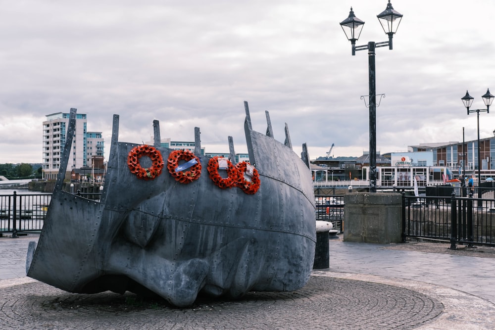 Graues Schiff auf Gewässern tagsüber