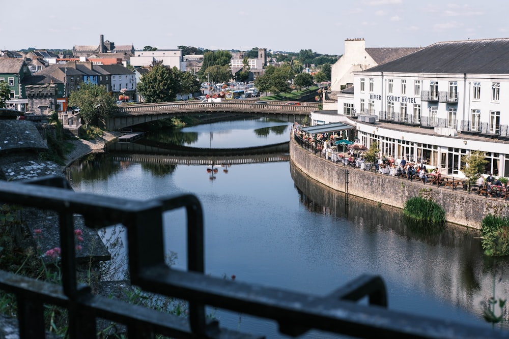 Weißes und braunes Betongebäude in der Nähe des Flusses tagsüber