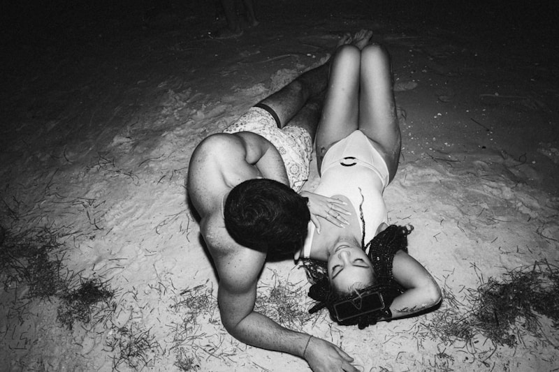 Mujer sensual en bikini blanco