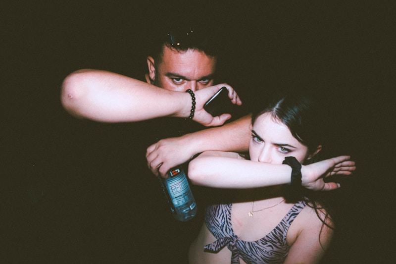 Mujer sensual brindando en fiesta