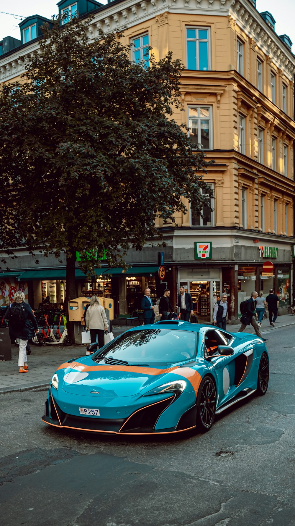 Porsche 911 bleue garée dans la rue pendant la journée