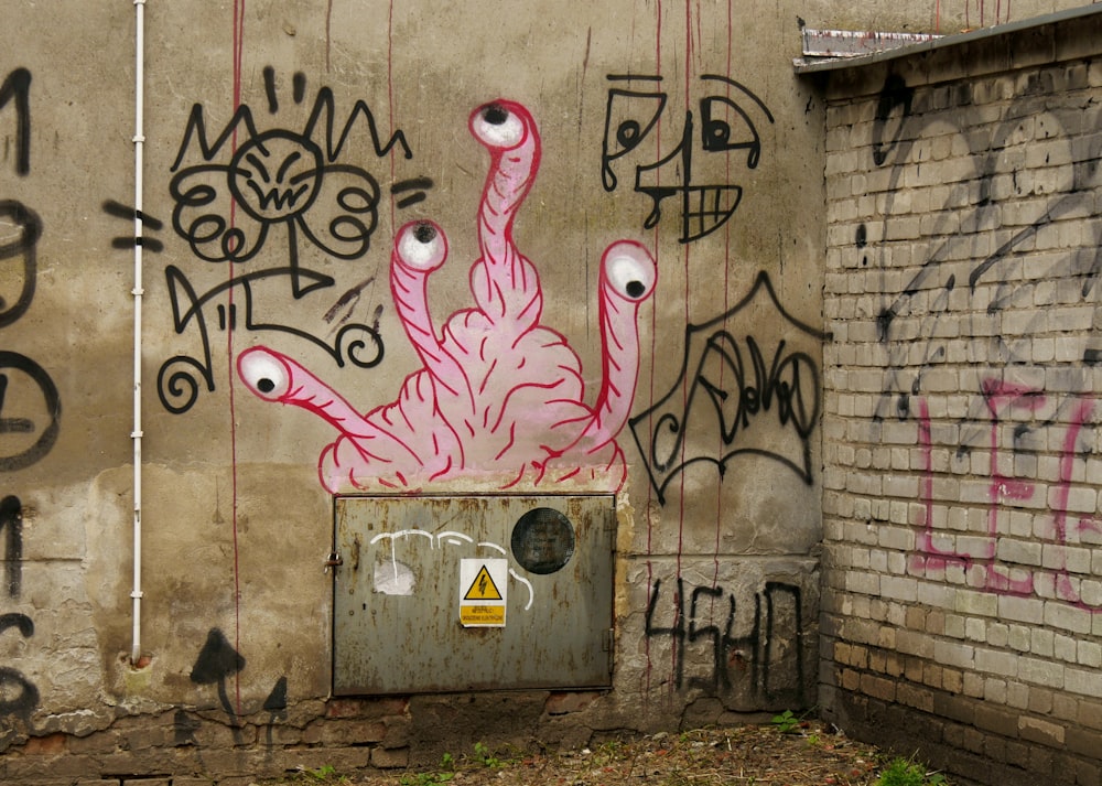 Graffiti de corazón rosa y blanco en la pared