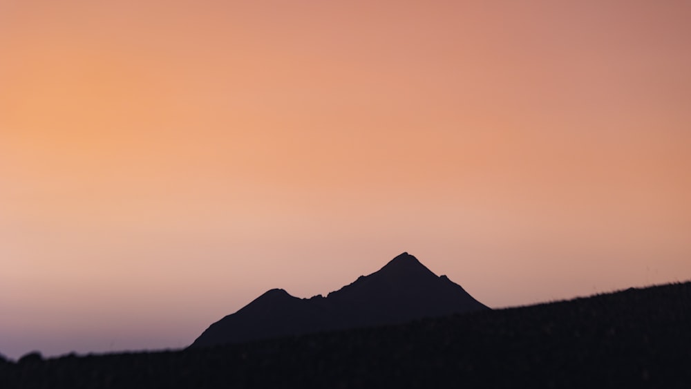 夕暮れ時の山のシルエット