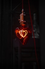 Czerwone serce z neonem – działamy z pasją dla lokalnych biznesów w Warszawie.