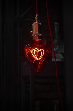 Czerwone serce z neonem – działamy z pasją dla lokalnych biznesów w Warszawie.