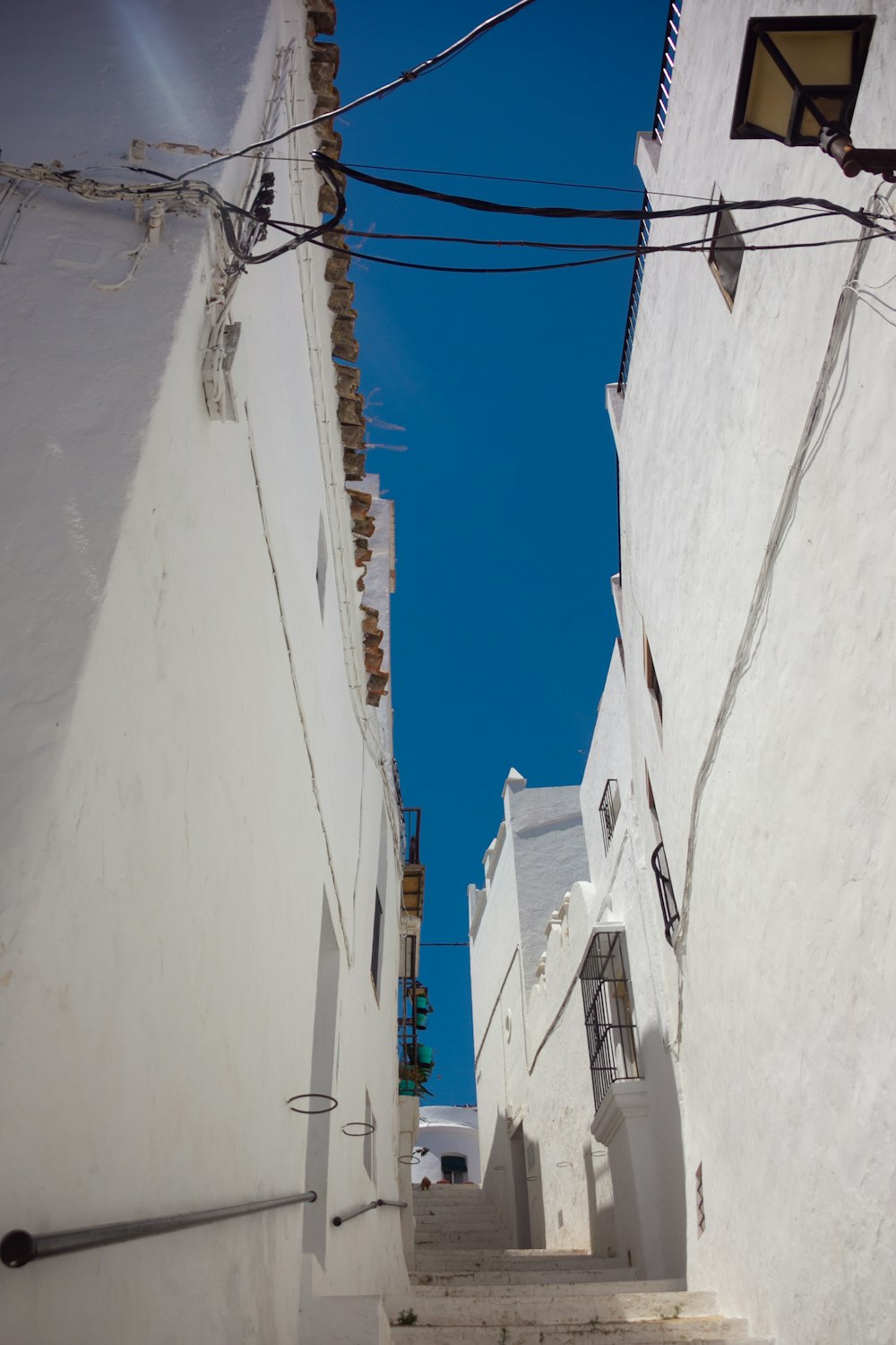 edifícios de concreto branco sob o céu azul durante o dia
