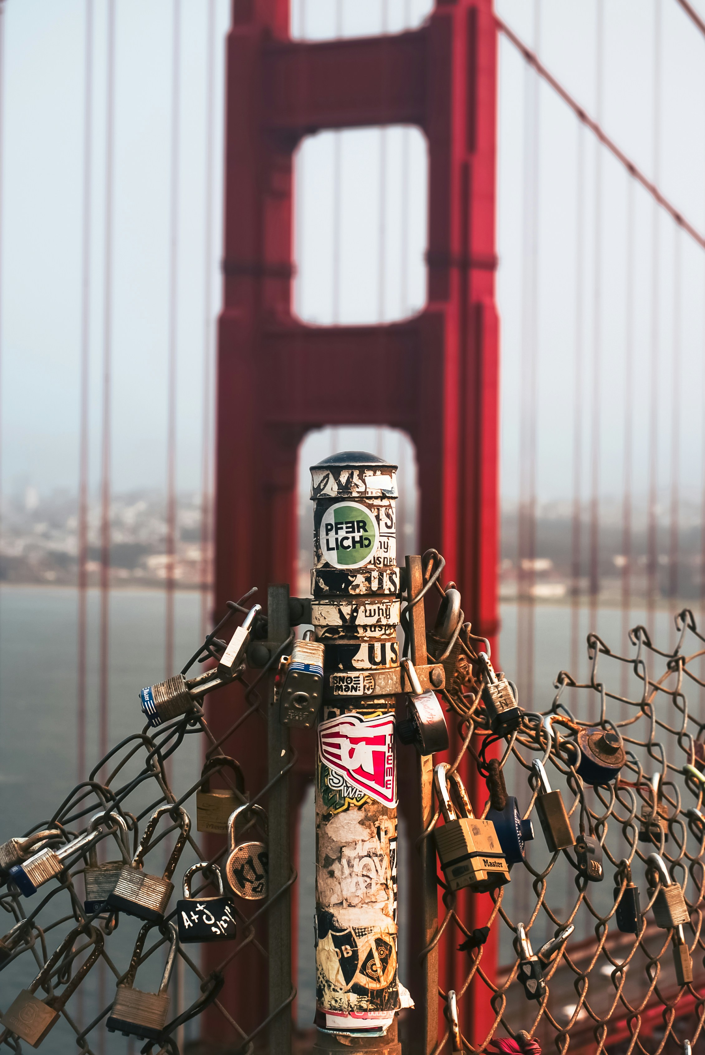 빨간색과 검은 색 금속 다리