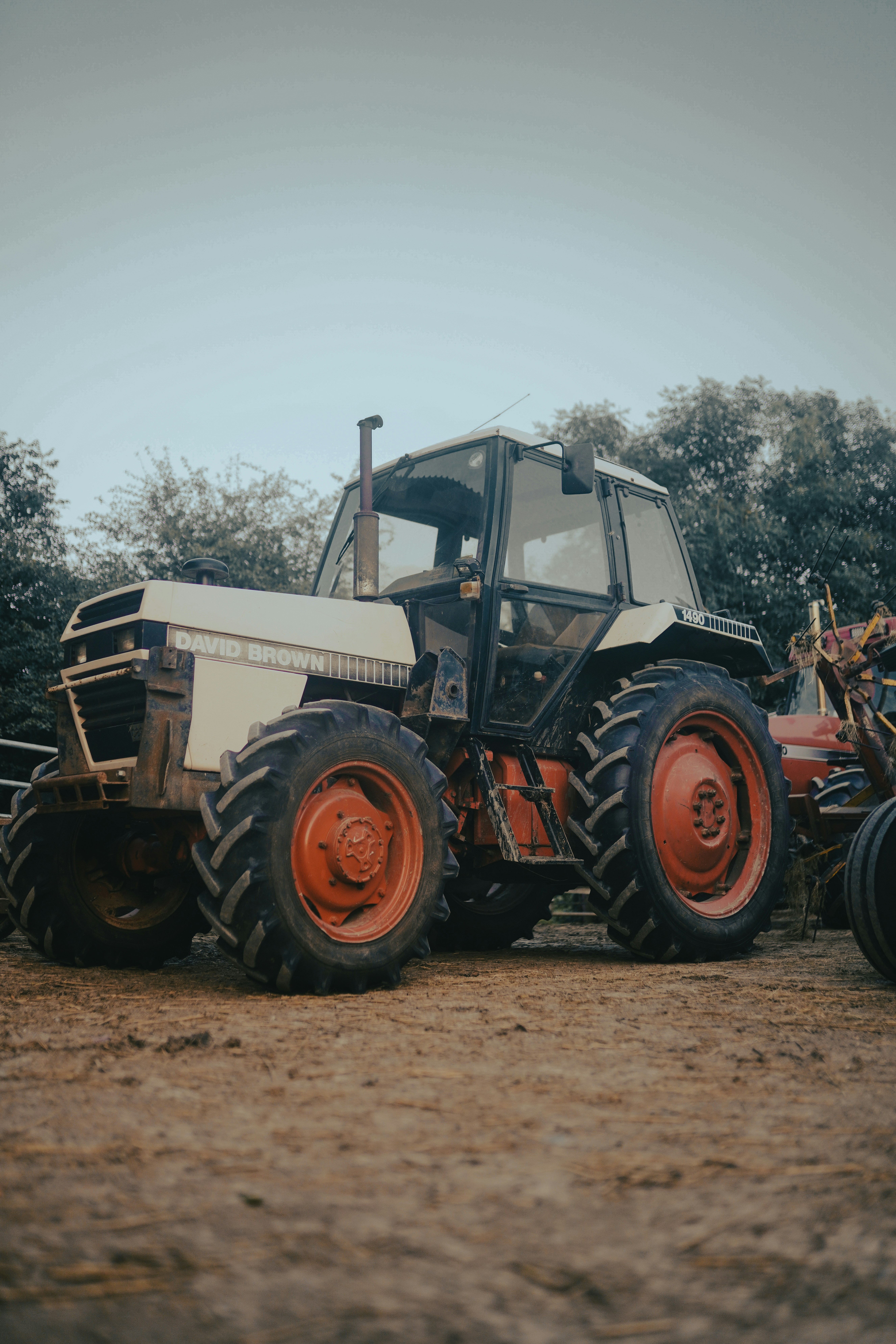 It is so crazy to see how busy the whole farm life actually is. The people who live and work there, wake up super early every day, feed all of the animals, clean up after them, then they plant/ harvest, package it all, maintain the whole farm, run their holiday cottage, make cider, butcher all of the animals, then sell all of the meat to their locals, whether that's just normal customers or restaurants and on and on and on. Crazy busy lifestyle.