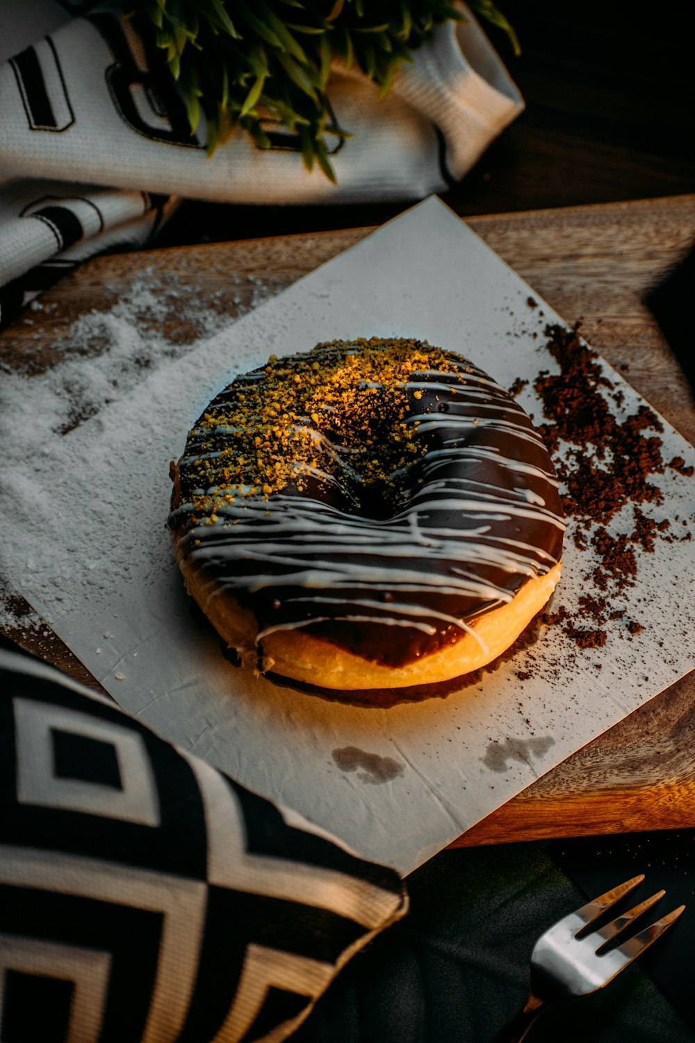 bolo de chocolate no papel branco