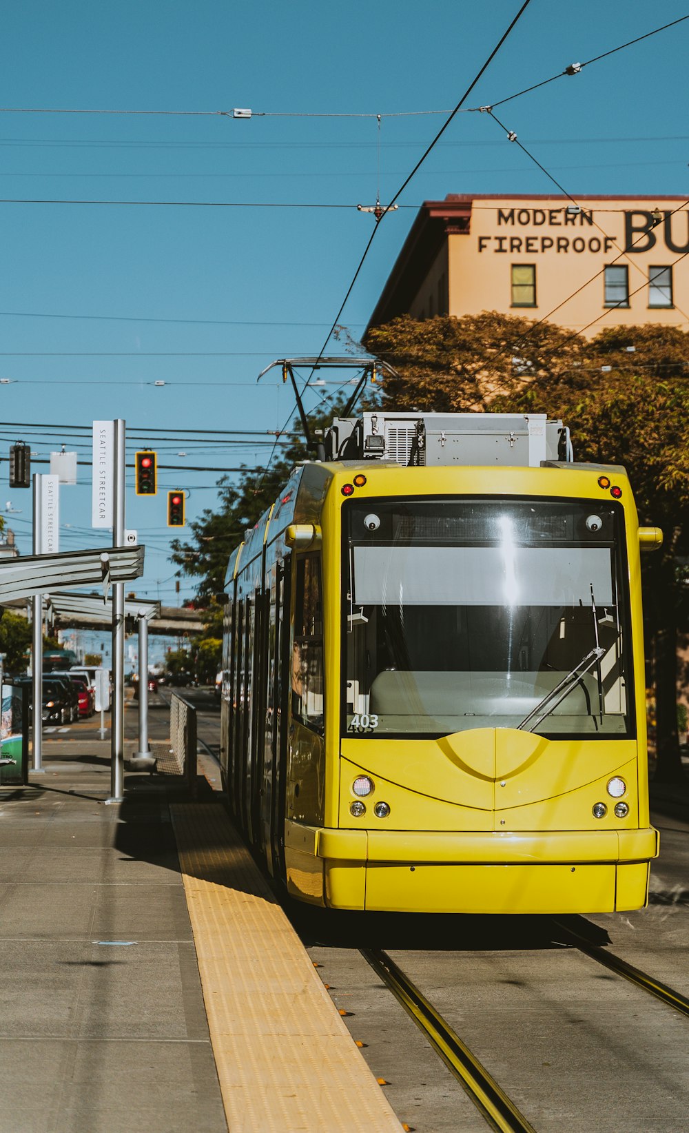 eléctrico amarelo e branco na estrada durante o dia