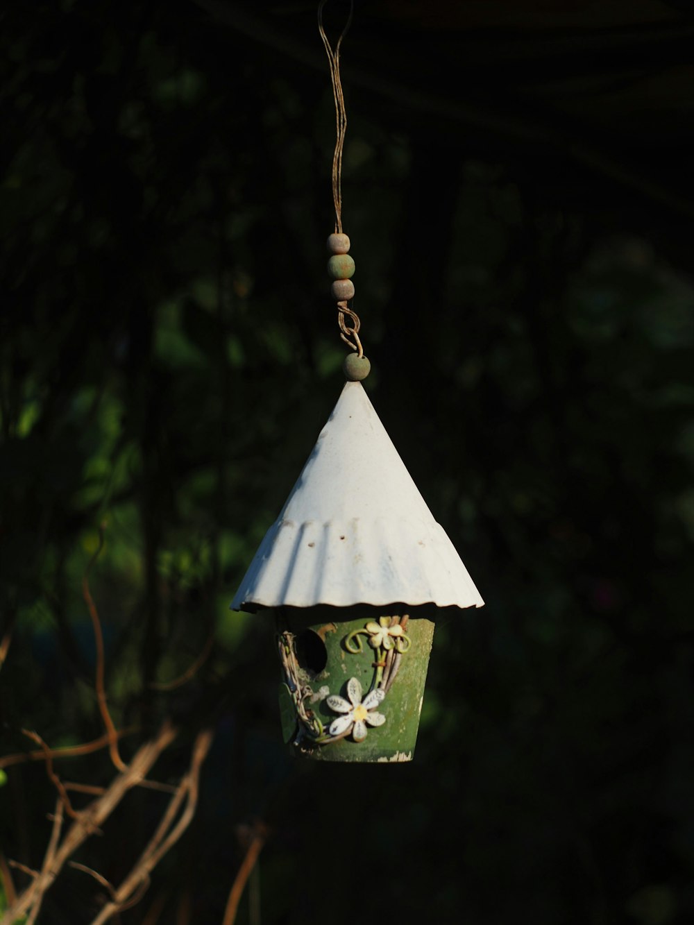 ornement de maison d’oiseau en bois blanc et vert