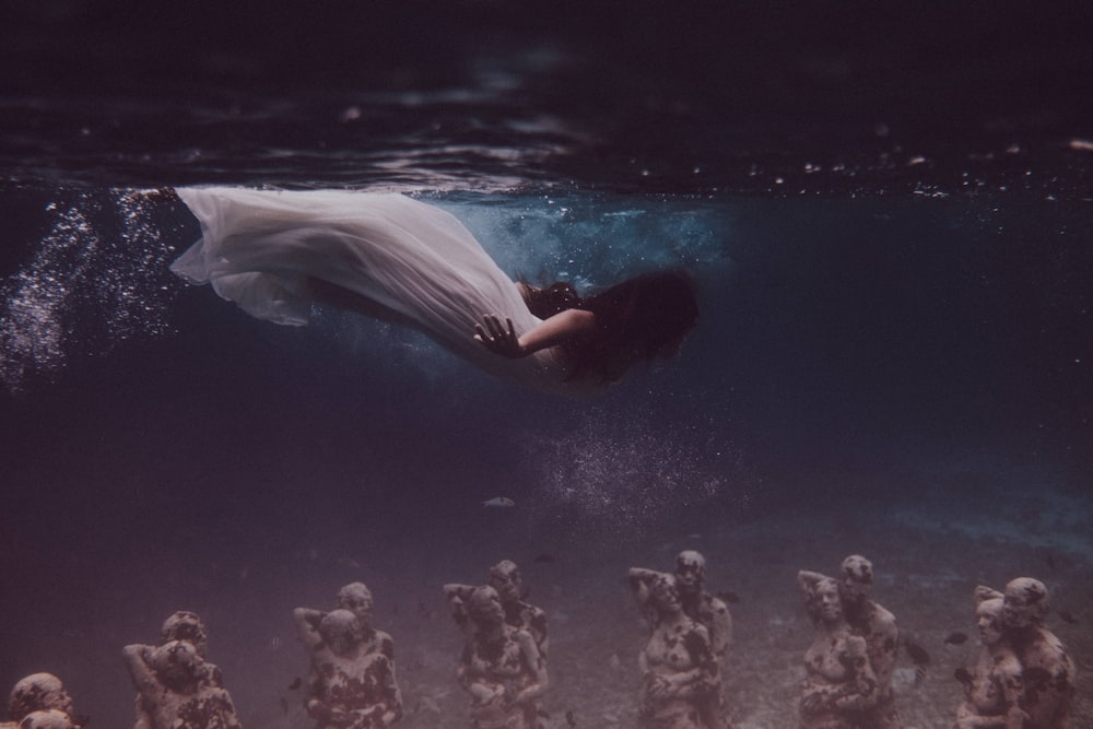mujer en vestido blanco en agua
