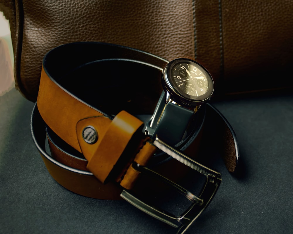 Reloj analógico redondo plateado con correa de cuero negro