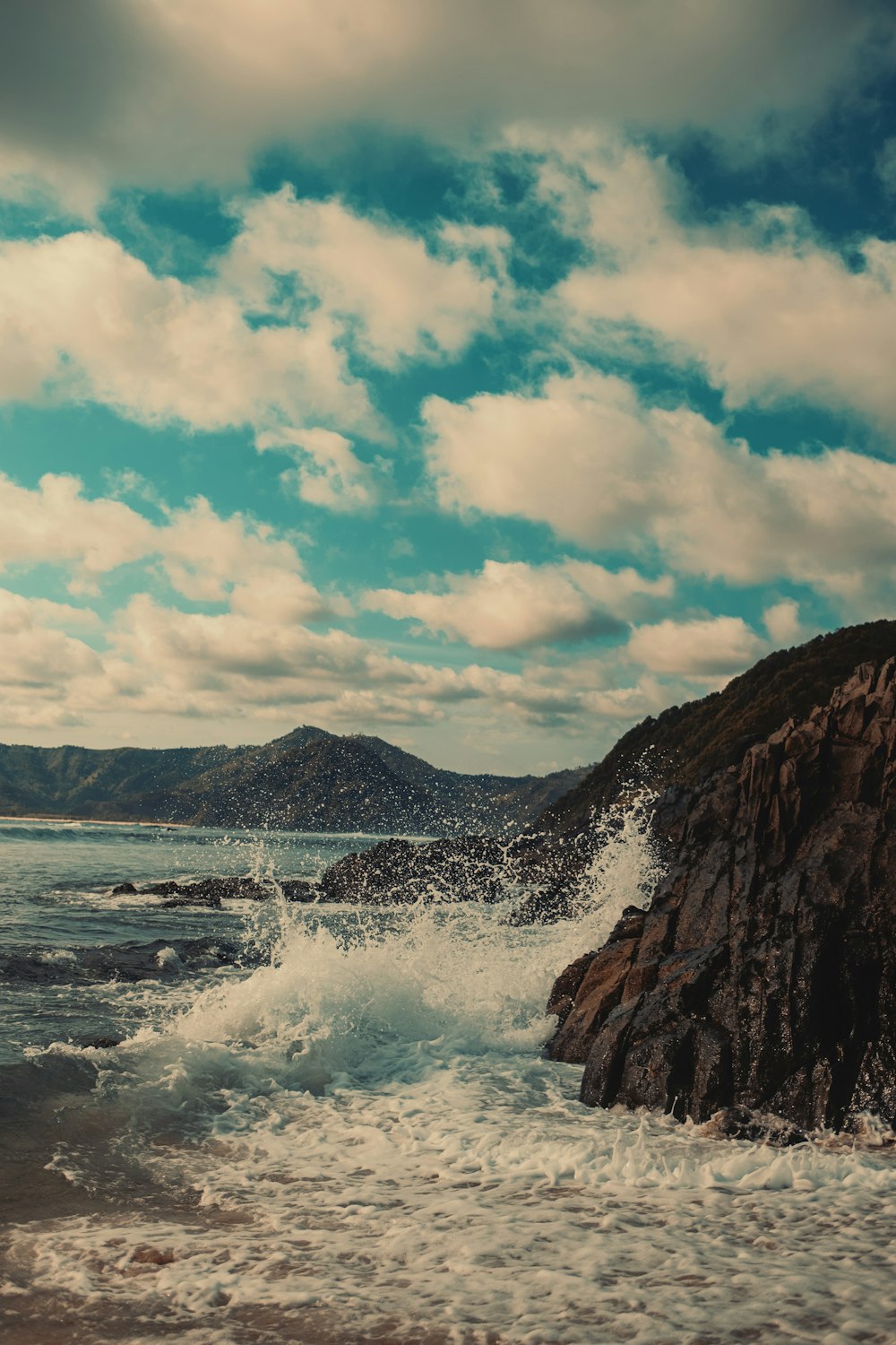 sea waves crashing on shore during daytime