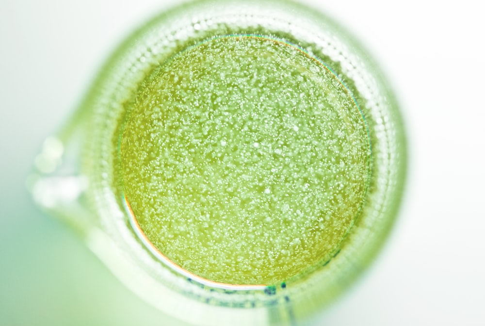 liquido verde in tazza di ceramica bianca