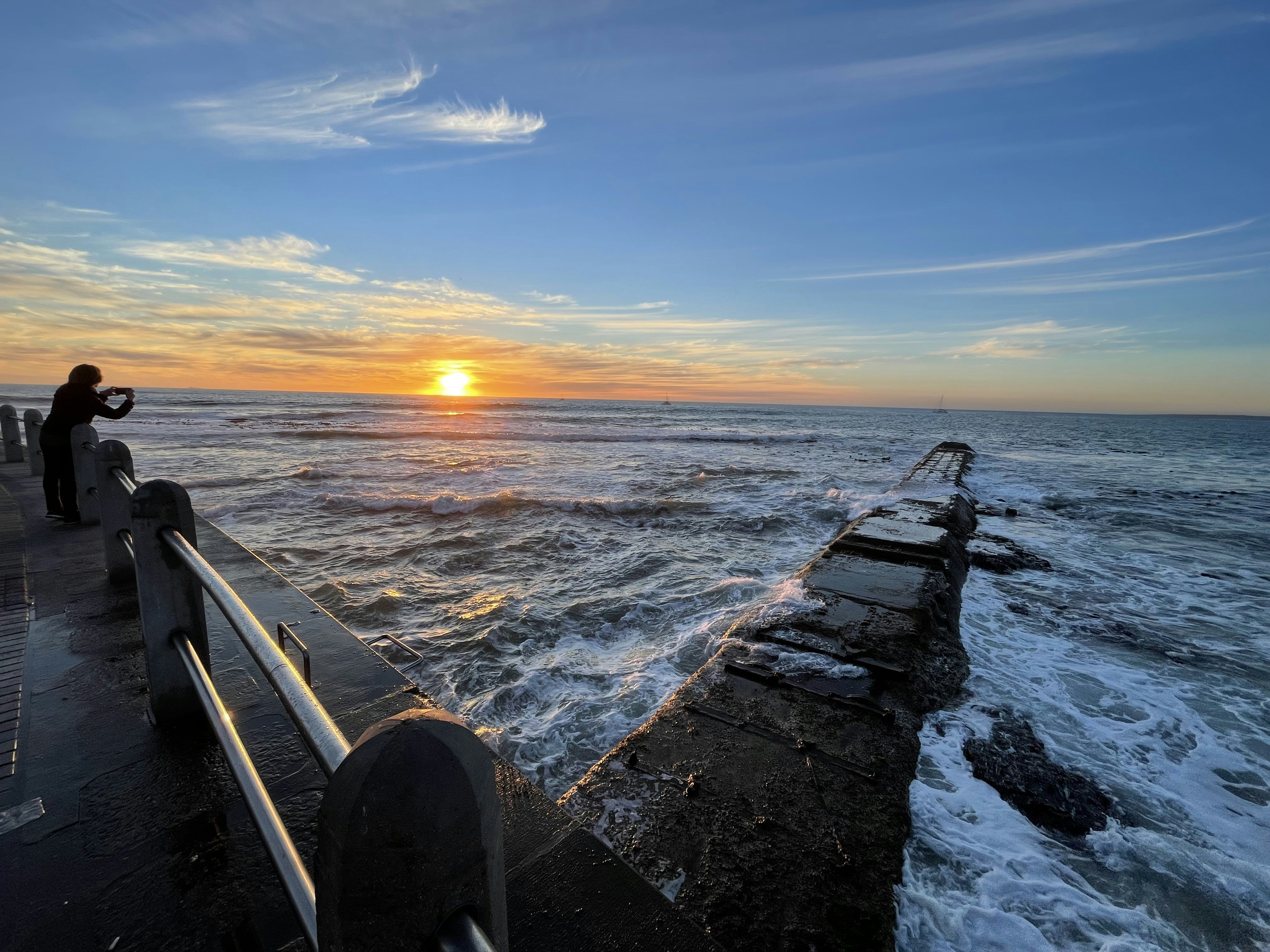 Yoga sul pontile al tramonto - sessione fotografica professionale