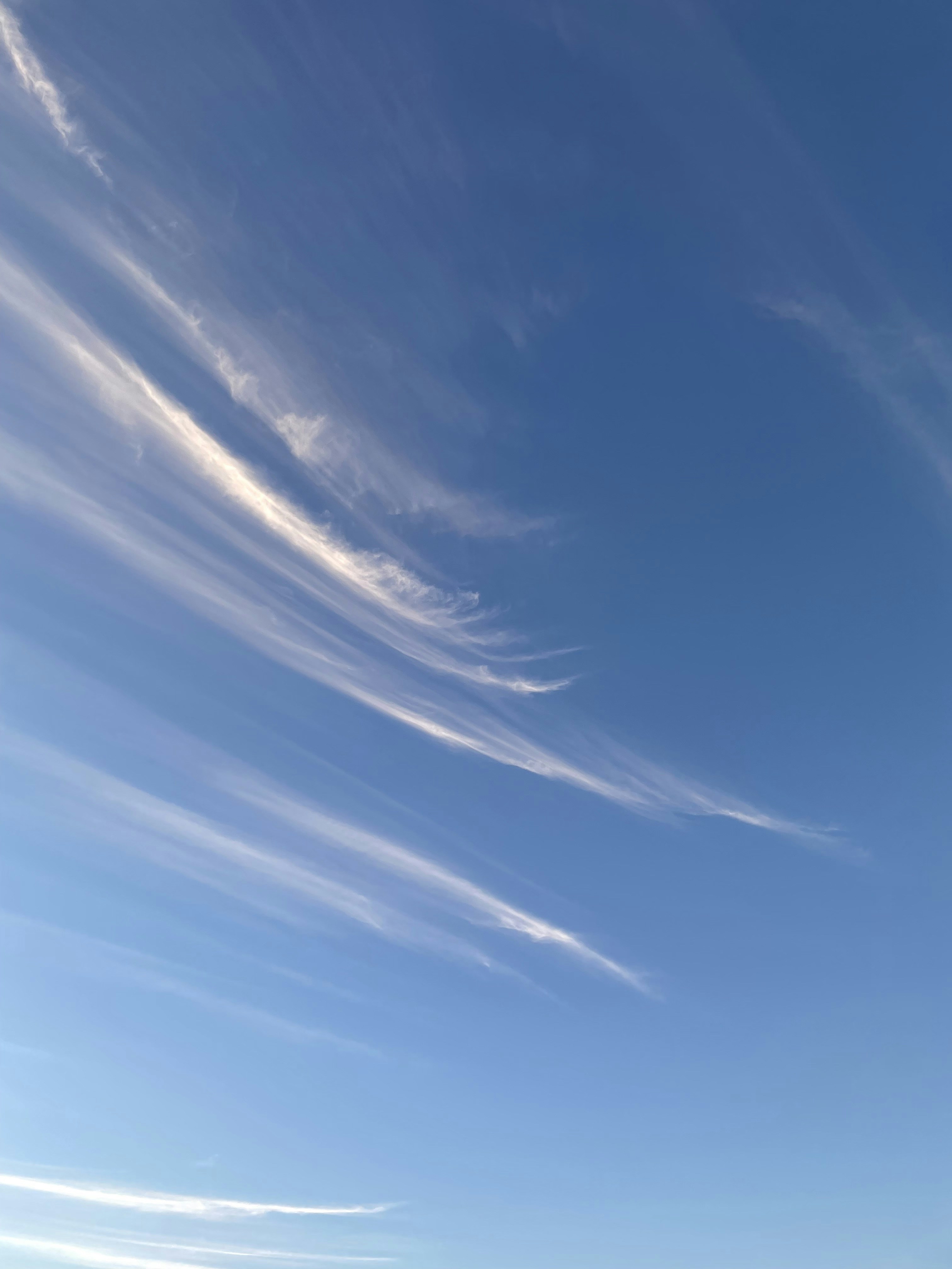 blauer Himmel und weiße Wolken
