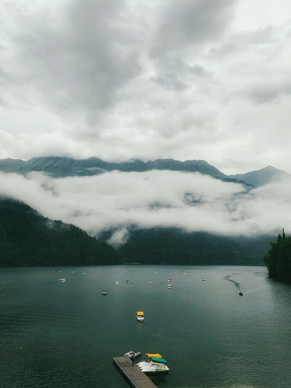 Plan d’eau près de la montagne sous un ciel nuageux pendant la journée