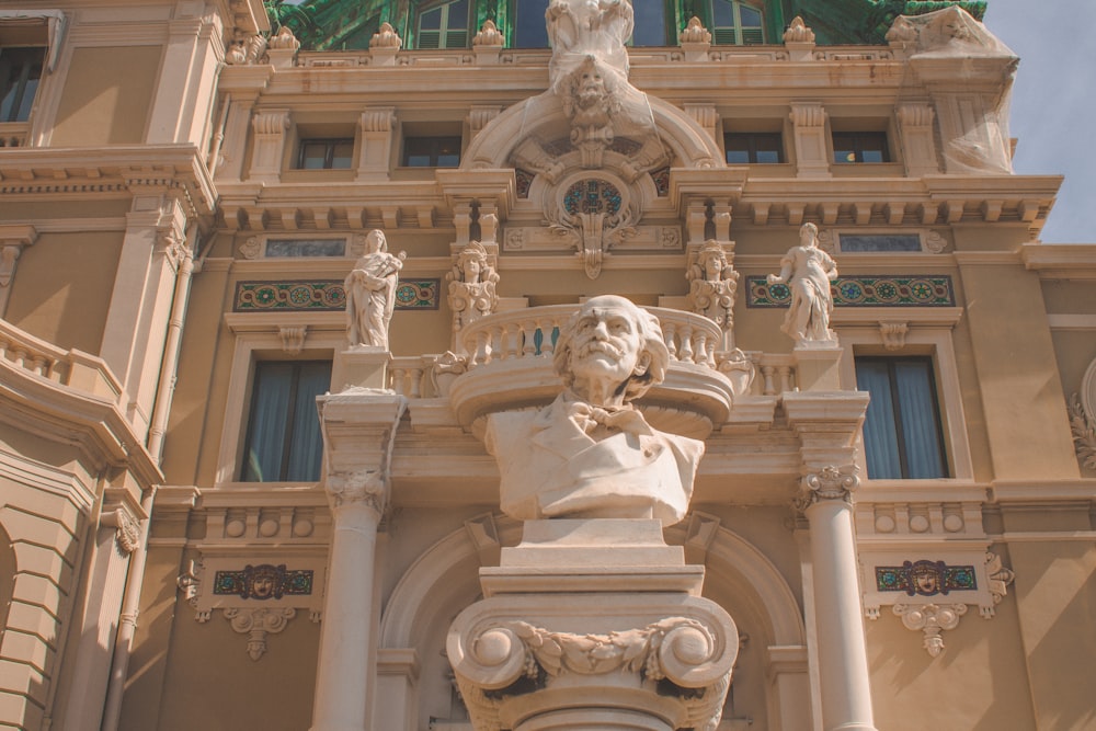 Statua in cemento bianco di uomo e donna