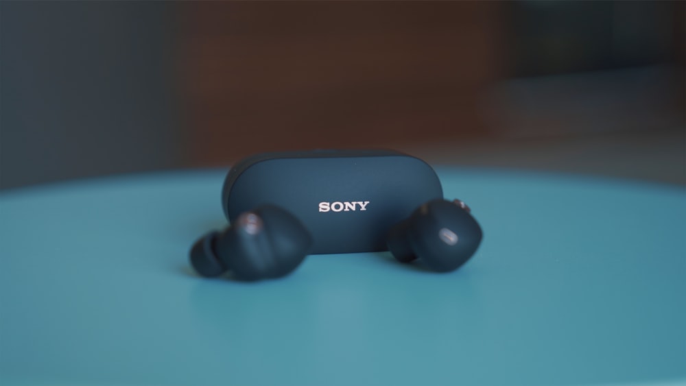 Auriculares Sony negros sobre mesa azul