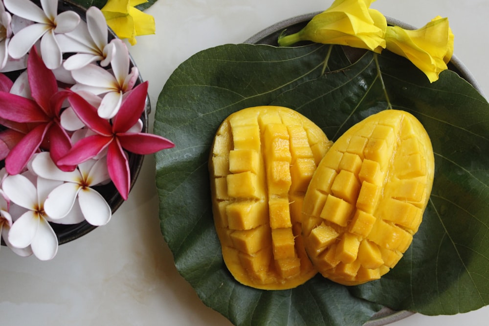 Mangue tranchée sur assiette en céramique blanche