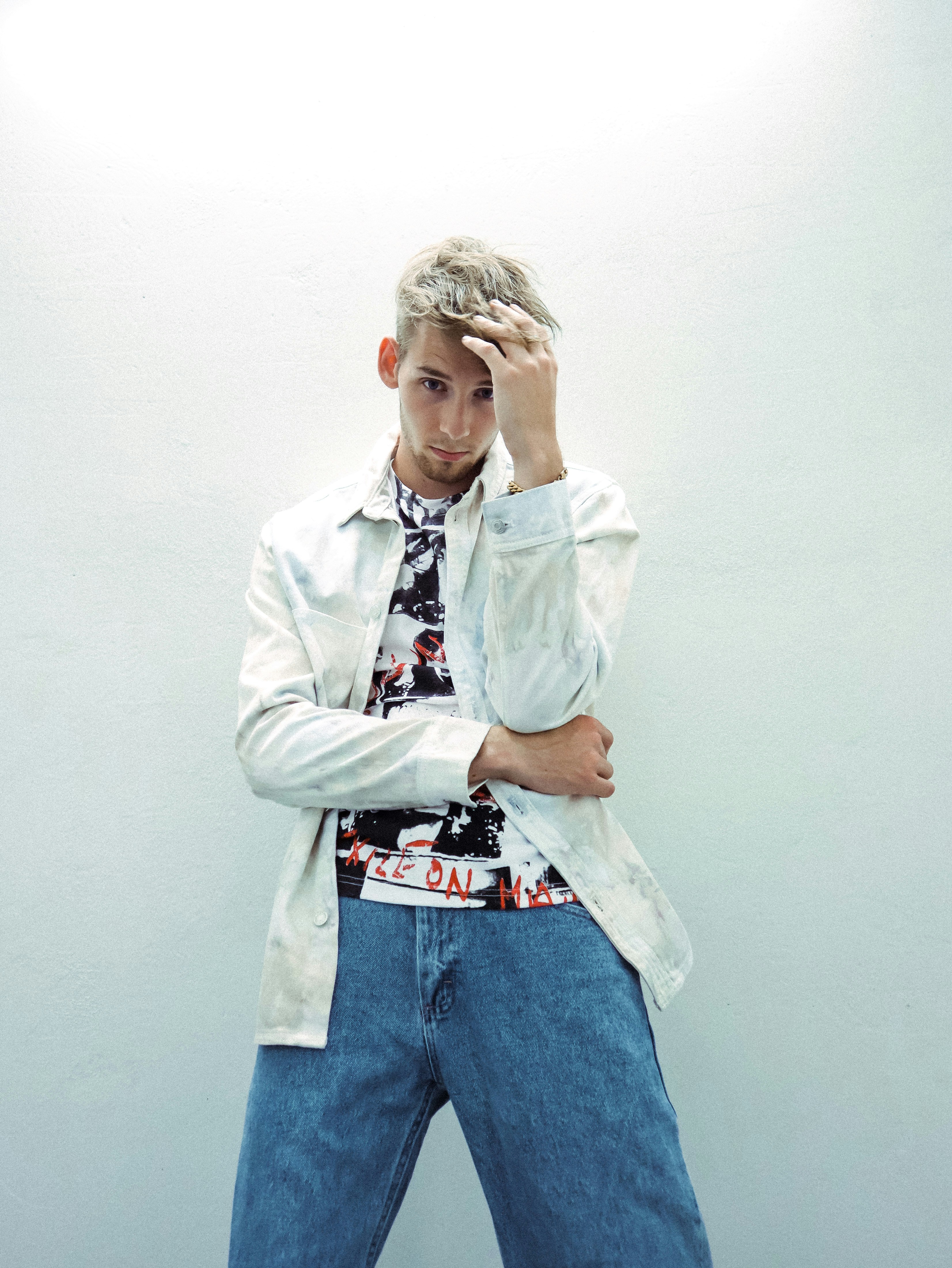 白いボタンアップの長袖シャツとブルーのデニム ジーンズを着た女性の写真 Unsplashで見つけるファッションの無料写真