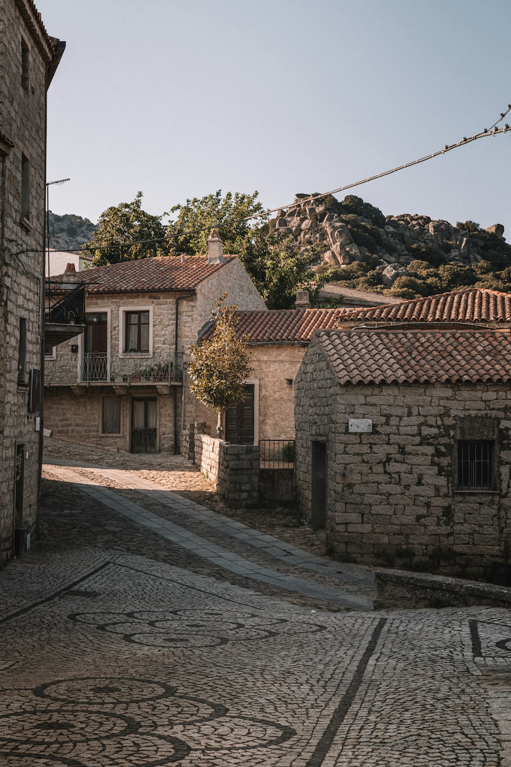 casa de tijolo marrom perto da estrada de concreto cinza