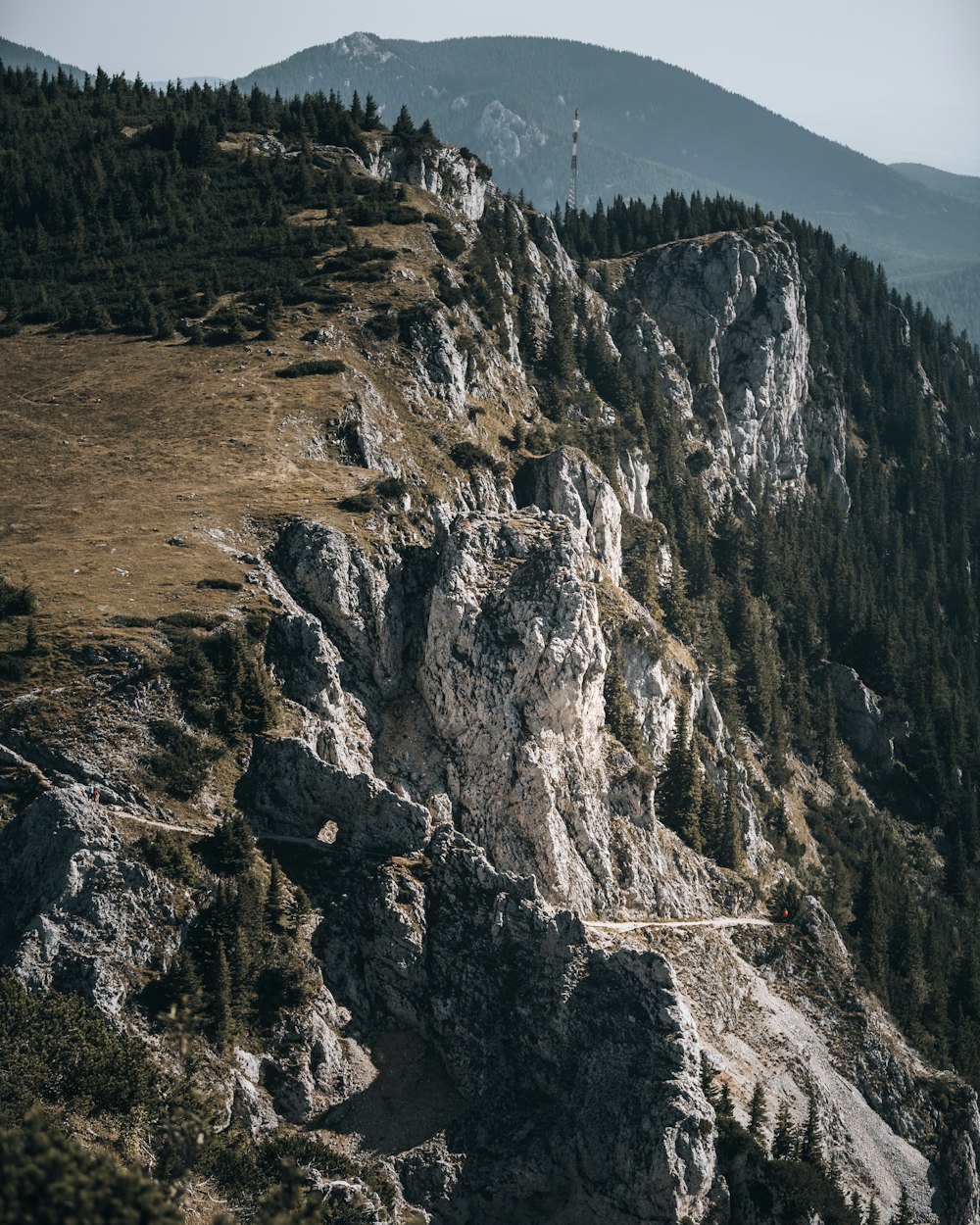 montagne rocheuse brune sous ciel bleu pendant la journée