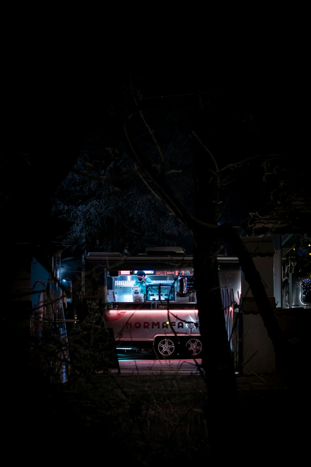 Bus rouge sur la route pendant la nuit