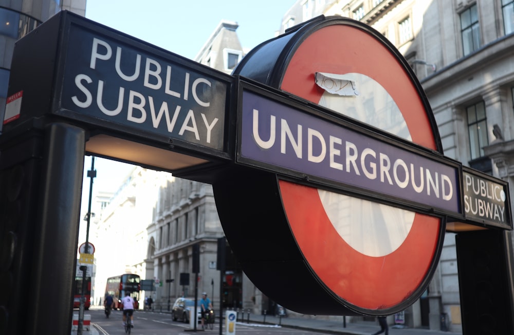 Un cartello della metropolitana pubblica su una strada della città