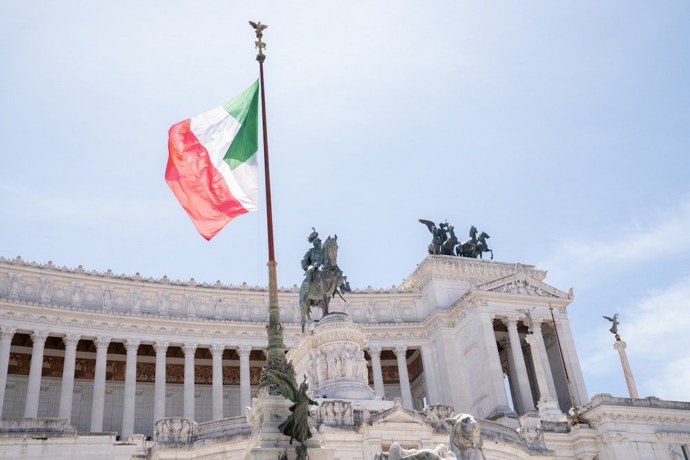 Weißes Betongebäude mit Flagge von uns a tagsüber