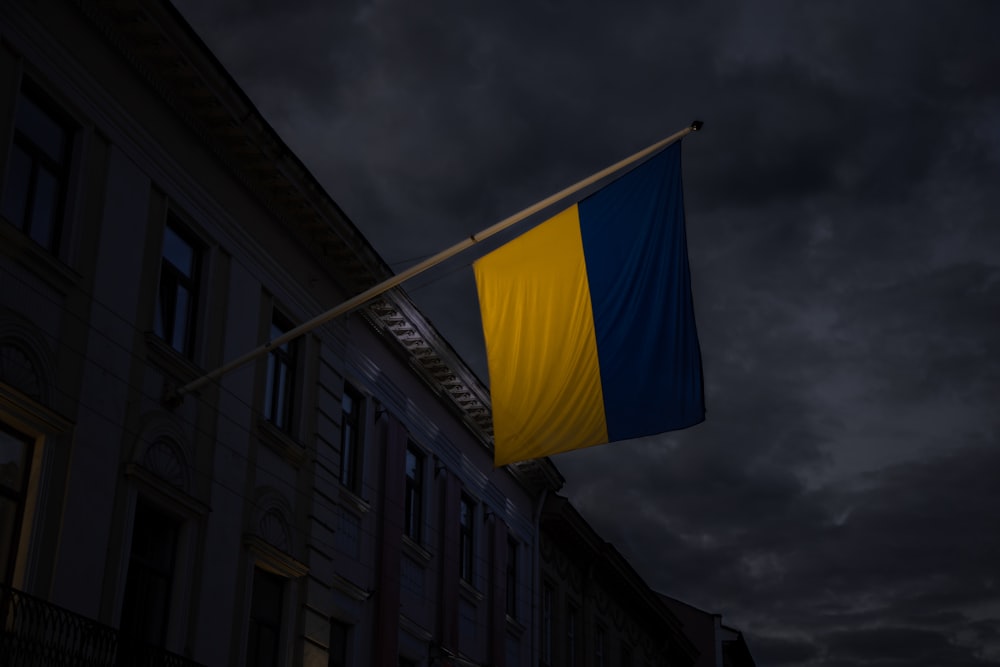 Drapeau bleu sur le mât pendant la journée