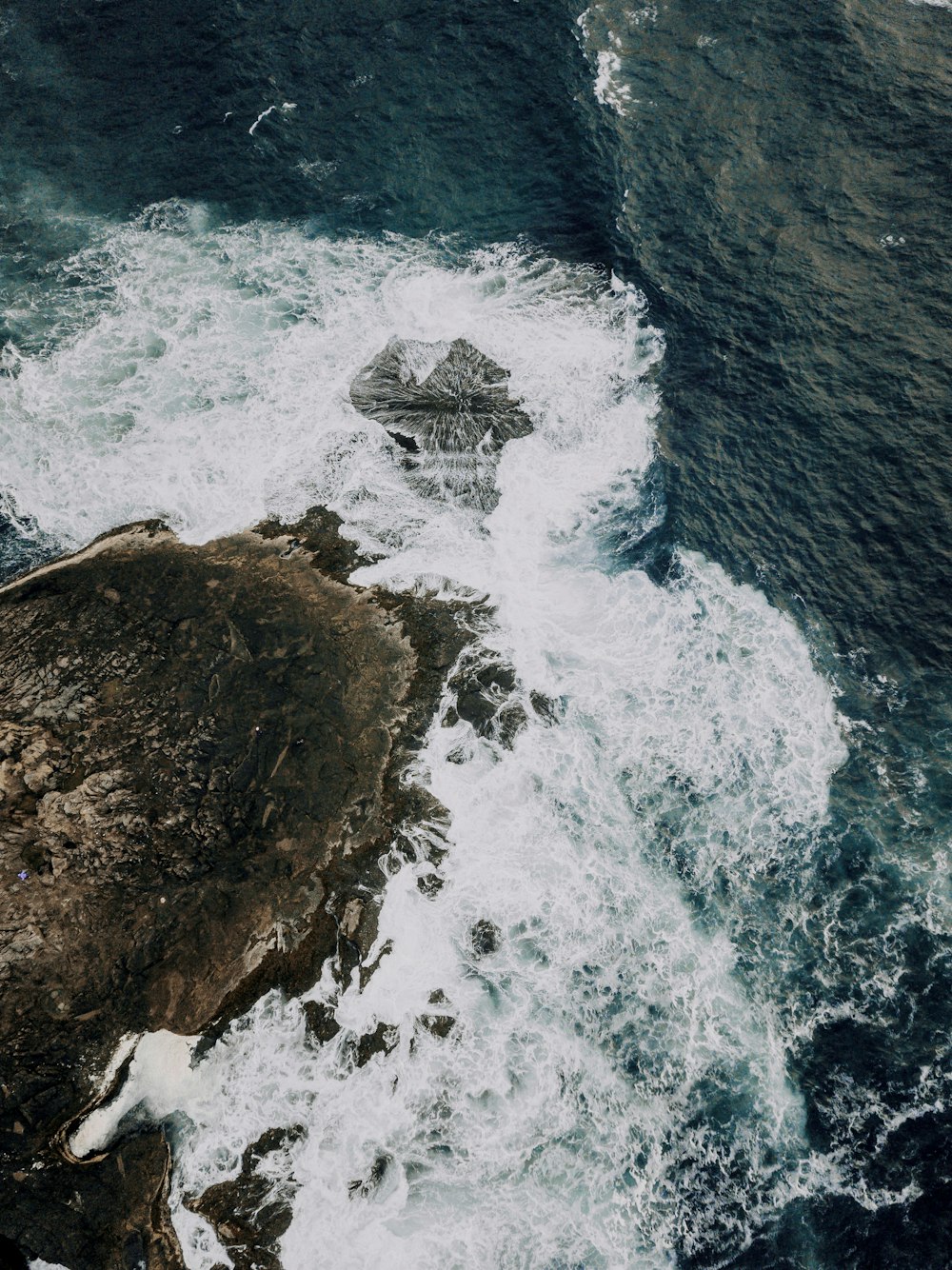 Formación de rocas marrones en el cuerpo de agua durante el día