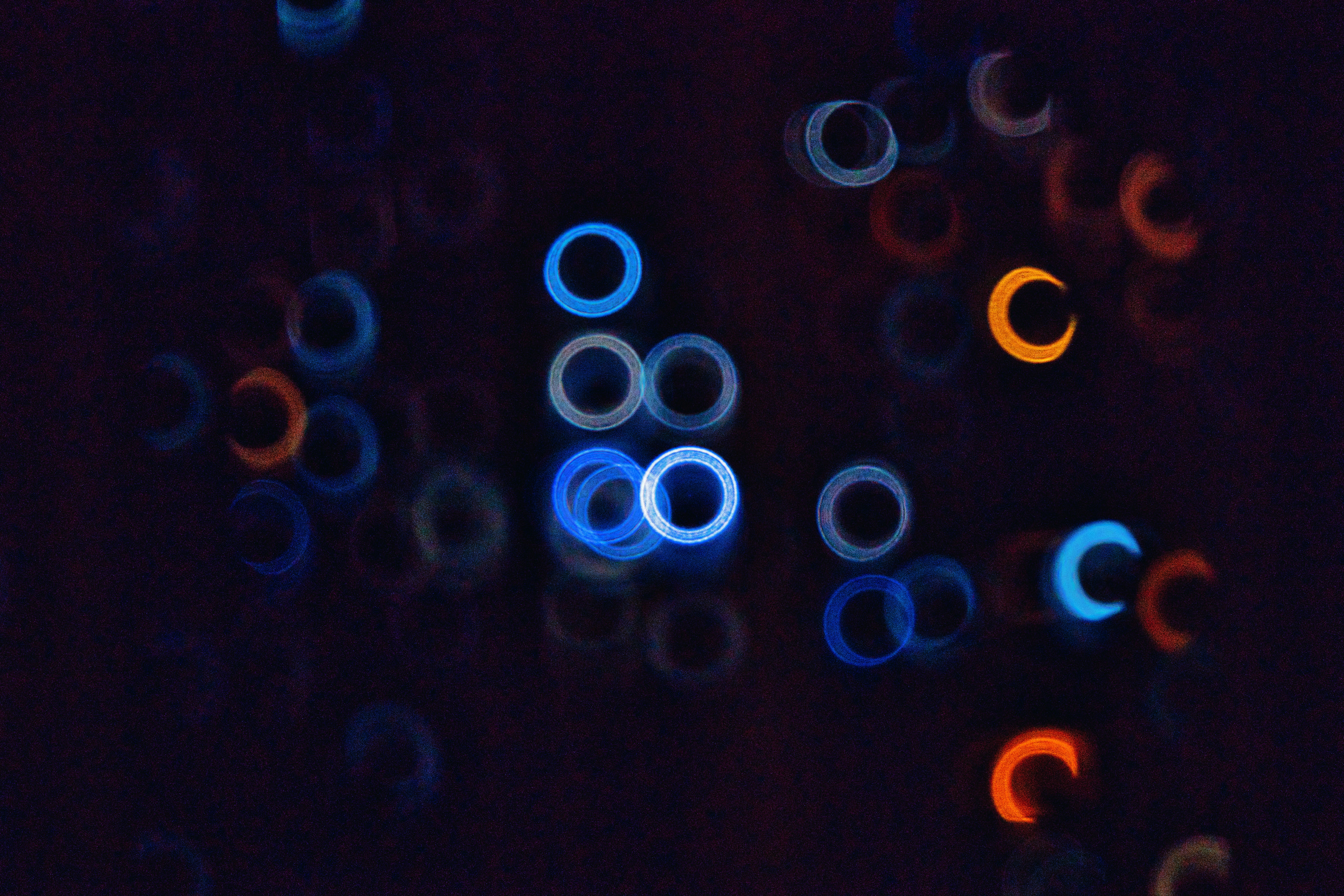 photo-1631197996128-13416ed092a1?ixid=M3wxMjA3fDB8MXxzZWFyY2h8Nnx8Z2xhc3pldHRlcnxlbnwwfHx8fDE3NTgyOTU4NDl8MA\u0026ixlib=rb-4.1.0