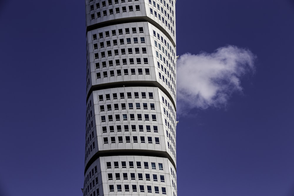 Weißes Betongebäude unter blauem Himmel tagsüber