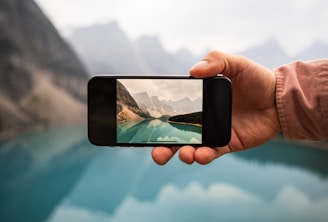 Foto de un paisaje en la pantalla de un móvil