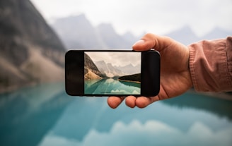 Foto de un paisaje en la pantalla de un móvil