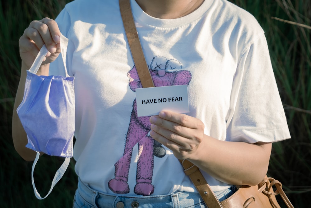 man in white crew neck t-shirt