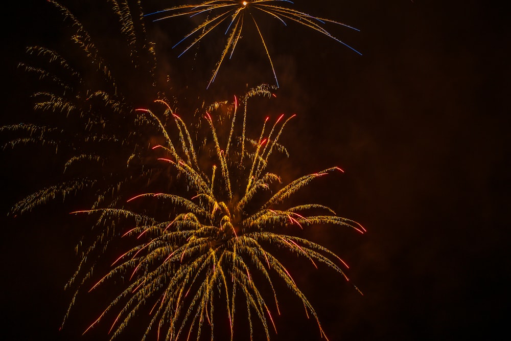 Feux d’artifice rouges et jaunes pendant la nuit