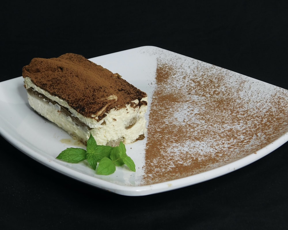 pan moreno en un plato de cerámica blanca