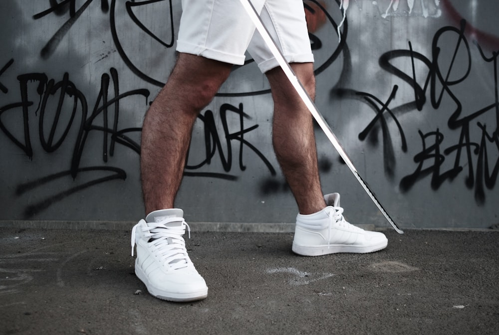 Foto de hombre con zapatillas nike blancas jugando al baloncesto – Imagen  gratuita Zapatos adidas en Unsplash