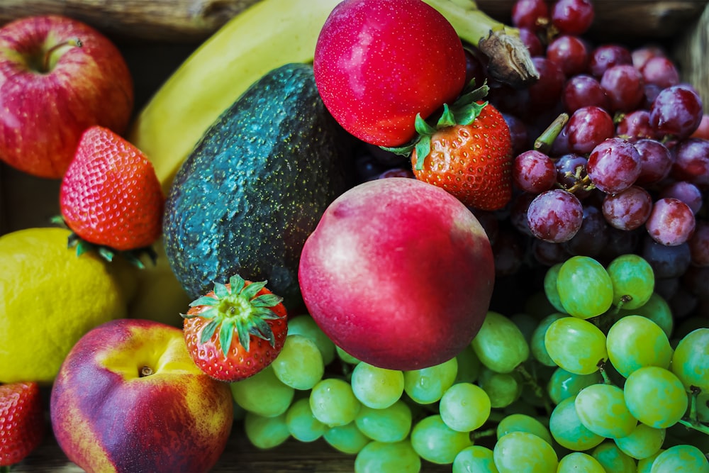 uvas vermelhas e verdes na fruta da banana amarela