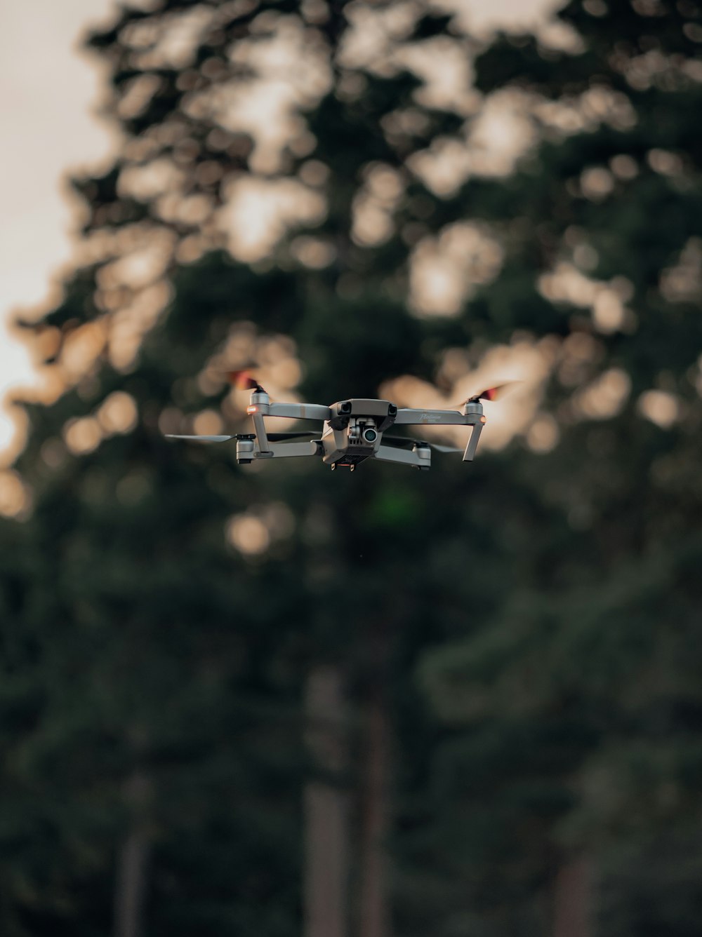 Drone blanc et noir volant dans les airs pendant la journée