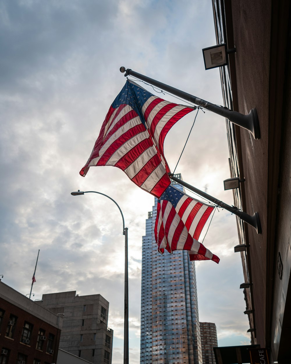日中はポールに旗を立てるの写真 Unsplashで見つけるニューヨークの無料写真