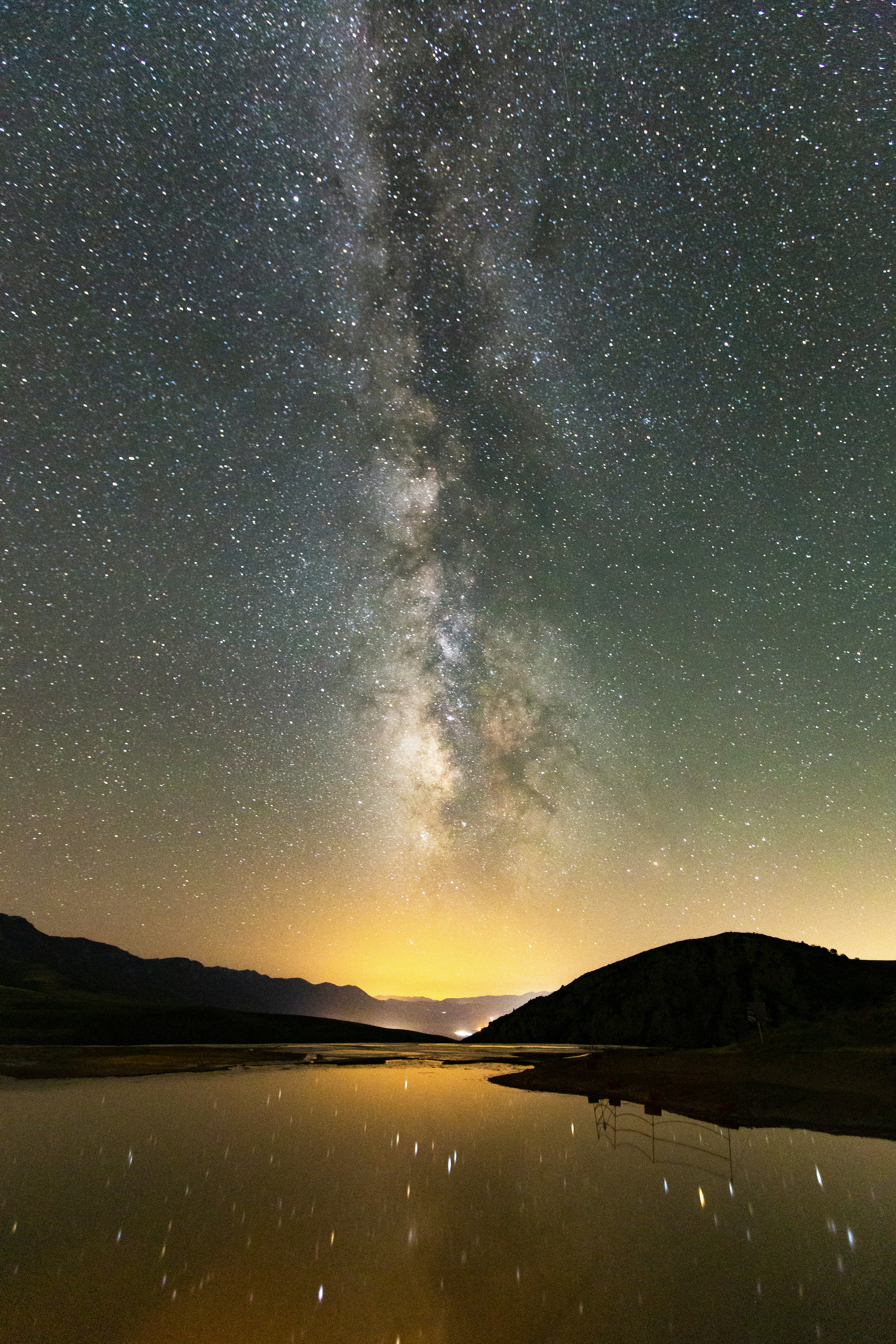Le ciel nocturne est rempli d’étoiles au-dessus d’un plan d’eau